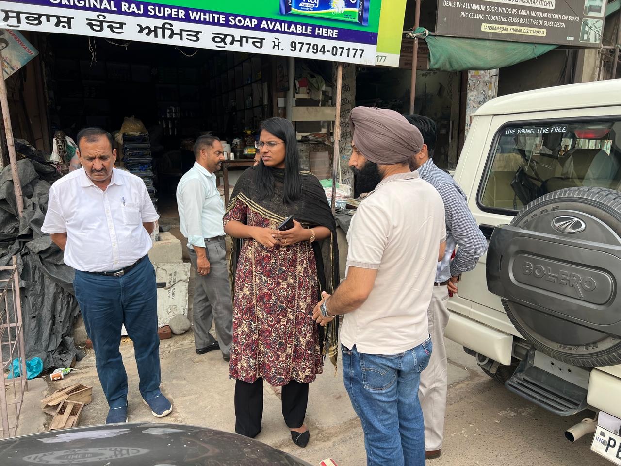 एसडीएम दिव्या पी ने पंजाब सड़क स्वच्छता मिशन के तहत कुराली-लांडरां सड़क का जायजा लिया